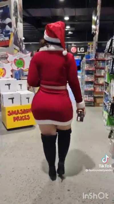 @FashionDailyWalks - Mandy Lee & her Merry Cheeks 🤤🥵