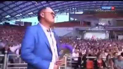 Audience gives flack for lip sync, but a guitar?