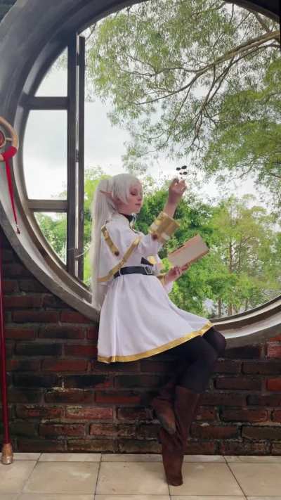 Frieren cosplay