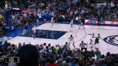 [Highlight] Kyrie Irving turns the ball over late in the 4th quarter on the inbounds pass after the Lakers comeback down 27 points against the Mavericks