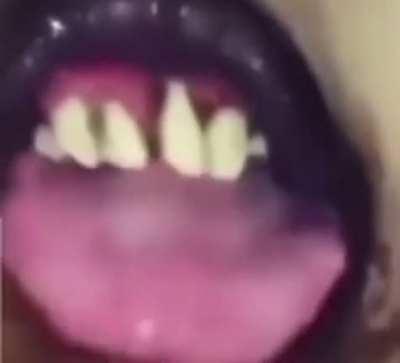 Se imaginan ir a un Glory Hole y aparece esto?