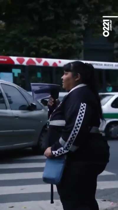 En La Plata pusieron a una empleada municipal en la calle que se dedica a increpar con un megáfono a los peatones que cruzan mal.