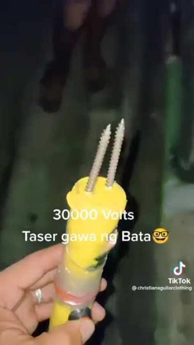 Gawa to ng bata? Ano bang meron sa lansangan ngayon bakit ganito laruan nila. From luto-lutuan to making self-defense weapons, masyadong wild ang mga kids.