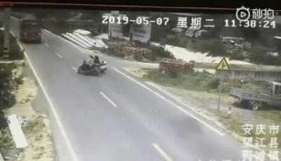 一出车祸愣是整出喜剧效果