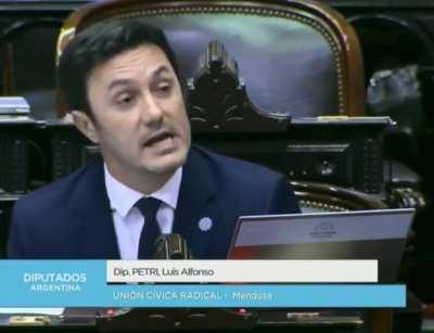 Luis Petri votando a favor de la Ley de Alquileres