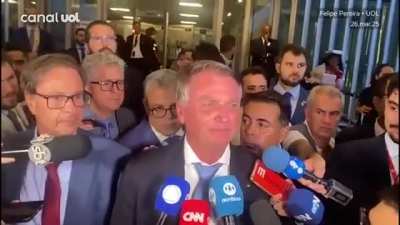 Homem toca marcha fúnebre diante de Bolsonaro