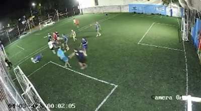 Policías jugaban un partido y apareció una patota de barras de Vélez porque uno vestía ropa de Peñarol