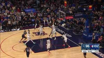 [Highlight] Maxey sees Gobert in drop and takes him right to the rim!