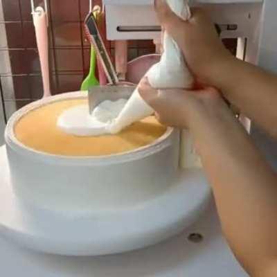 Cake icing machine