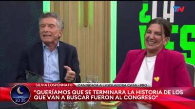 Macri con Silvia Lospennato (Que no puede votarse a si misma porque cambio de domicilio el 31, siendo que tenía límite hasta el 29): 