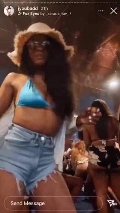 Jy her friends, realmellabarbie and thelifeofyoungash