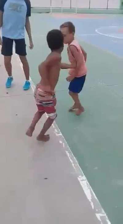 Rinha de criança ao som de linkin park.mp4