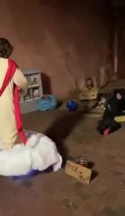 Minus 10 points sa lang it pag tumawa.