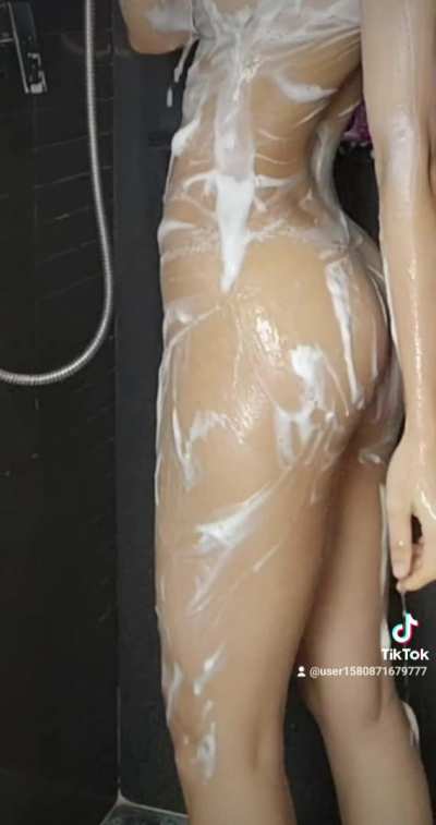 Dancing in the shower🚿