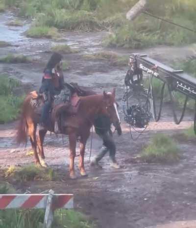 Better look at Bella(Ellie) and Isabela(Dina) filming s2!