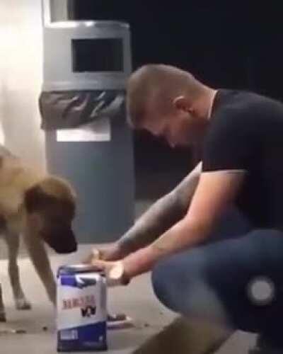 afuera del oxxo y con una tecate al lado.