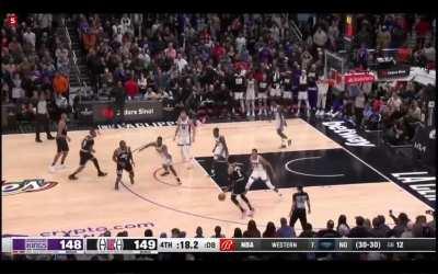 [Highlight] Russell Westbrook comes through in the clutch hitting the layup to make it into a 3 point game