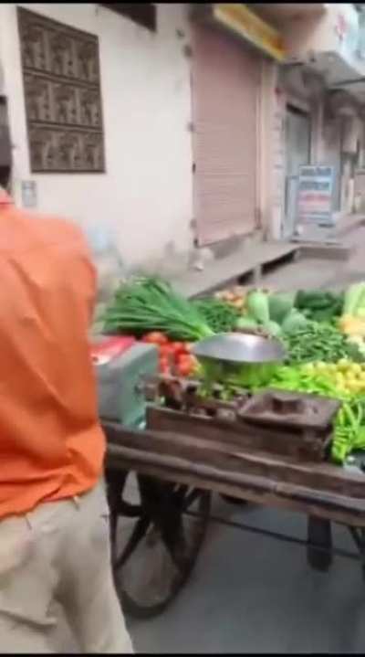 A Hindu in India beat a vegetable seller just because he was Muslim