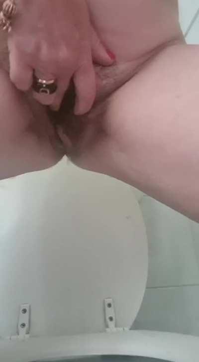 peeing and rubbing my clit at the same time, I love that