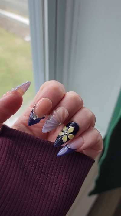 Shiny nails melt your brain. 💙💛💅🏻