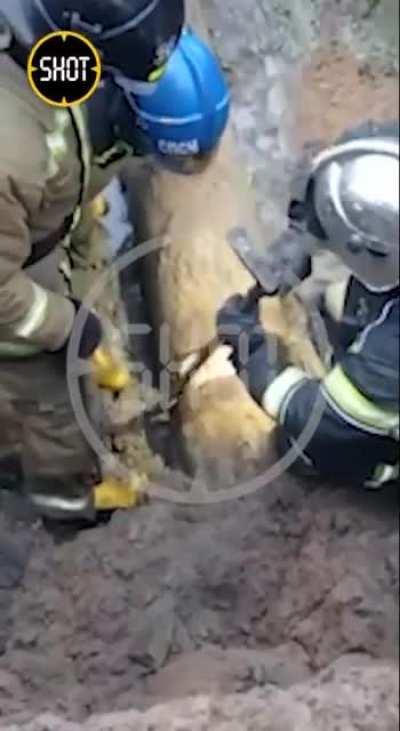 A man gets stuck in an underground sewage pipe