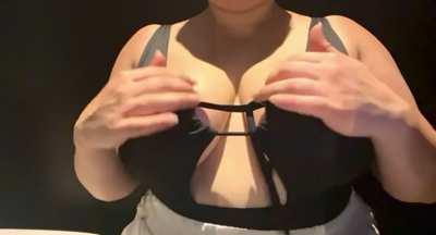 Stripping off after a long beach day 🥵