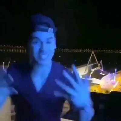 Graças ao forex este rapaz chegou ao topo da estação do Oriente 🙏