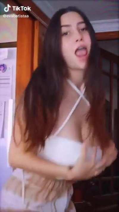 evabatistaa can't contain those boobies!