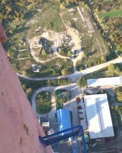 Britanac se penje po termoelektrani Plomin (340 metara)