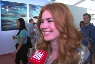 Palina knetet ihre Brüste