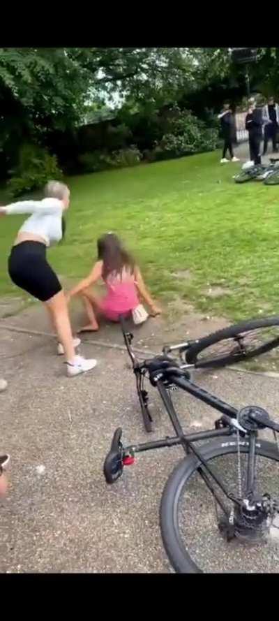 UK girl fights over bf 