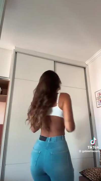 This 🍑 in tight jeans 