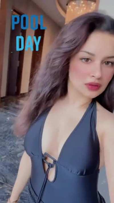 Avneet Kaur making us hard with her sideboob show🤤