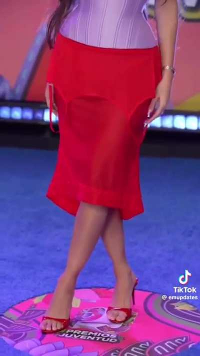 Emilia traje del 1 al 10