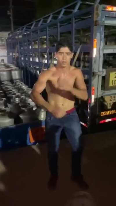 The master of gas cylinders piling