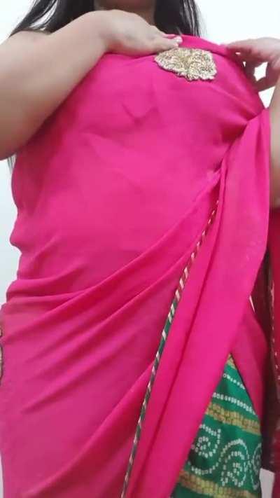 (F)inally, the saree tease is here.. let me know all your dirty thoughts..