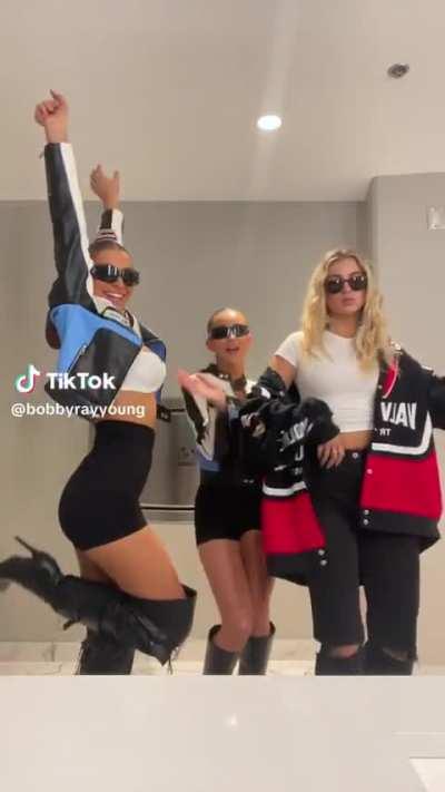 Chick on the left has fantastic tits (Robynhaney_)