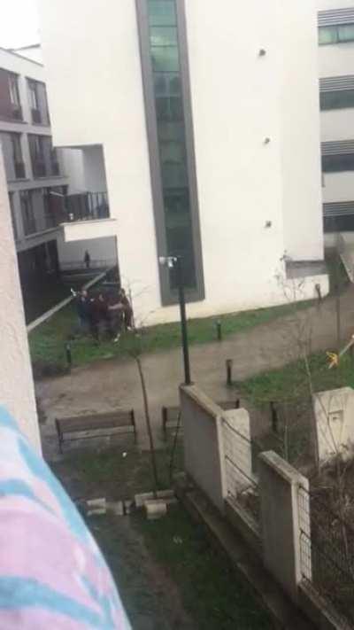 Ses yapan unı öğrencilerine sopayla saldıran adamlar nasıl dayak yıyıyor oynat bakalım (yere dusen +9 dolunay İle tek atan unılı)