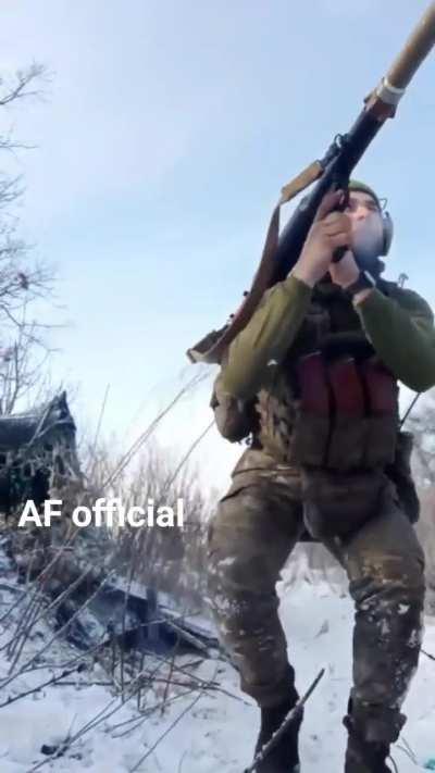 Ukrainian soldier films himself firing several antipersonnel rounds from his RPG-7 launcher, including an adapted 82mm mortar bomb.