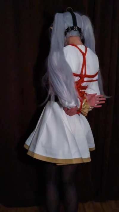 Red rope looks amazing on Frieren 🤍🖤❤️