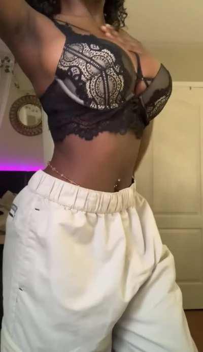 Any older guys into ebony girls☺️