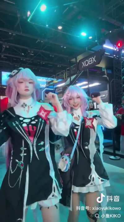 as a chinese up until this year I have never touched a chinese game. here is some character dancing.