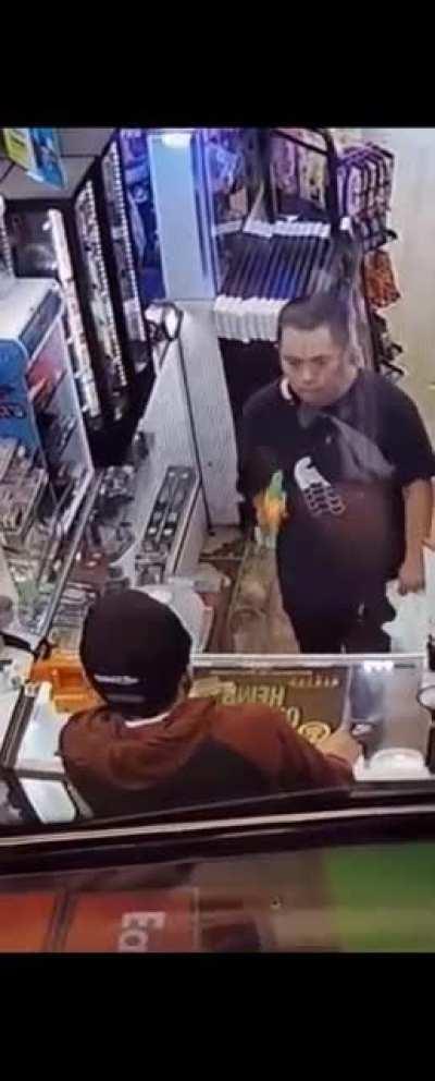 Arriba las manos😠