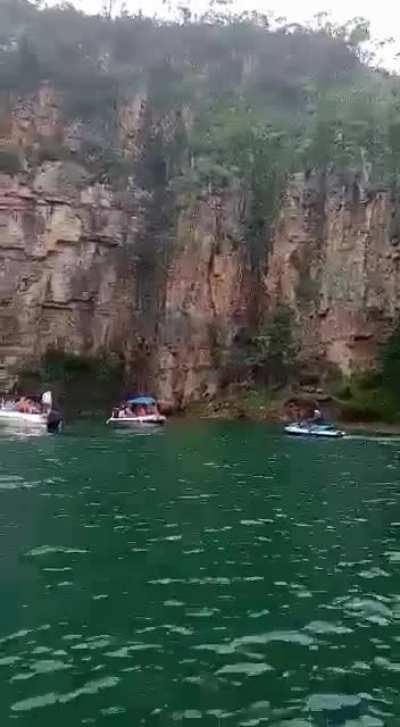 Скала падает в Бразилии (видео с другого ракурса и с плохим оператором)