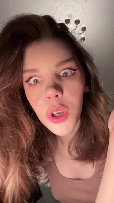 Leaves stay close like something that loves me 🍂❤️