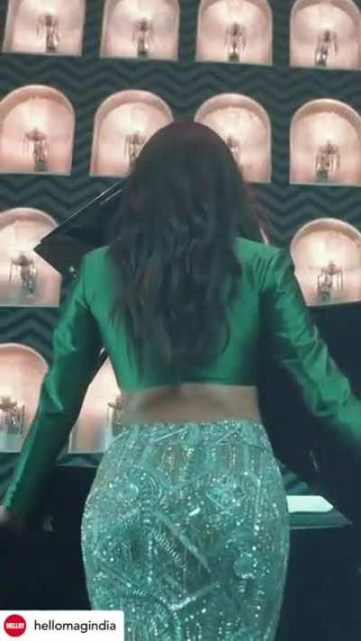 Janhvi Kapoor - trying to get you to rise this morning