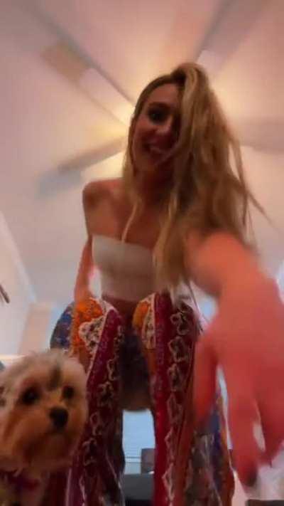 I love white girls in flare pants 😛😛😛