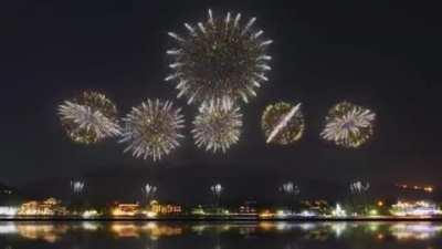 The fireworks were prepared by Tokyo for the opening ceremony of the Olympic Games this year. The Olympics got cancelled because of the pandemic , but these fireworks could not be stored until 2021, so the Olympic fireworks are displayed at this time. Enj