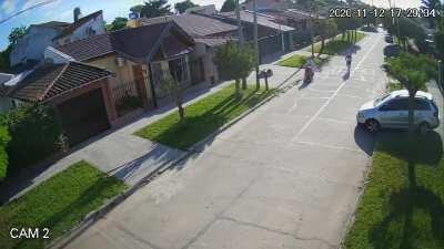 Chorearon a una piba en la puerta de mi casa. Acá el video.