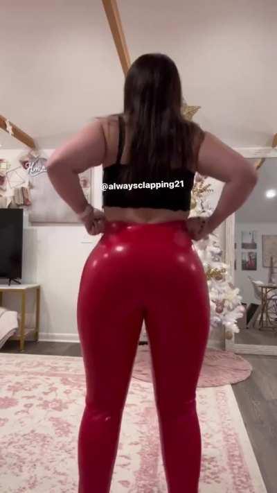 She testing out her clappers 🔥